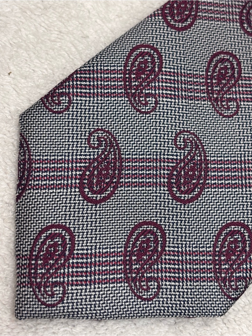 Brand New Stylish Tie By JOS A. BANK (Reserve Collection) - 3 1/4 Inches Wide